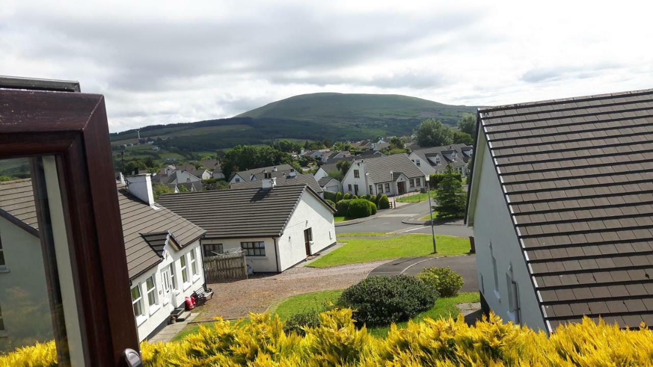 J And J Guest House Ballycastle Eksteriør bilde